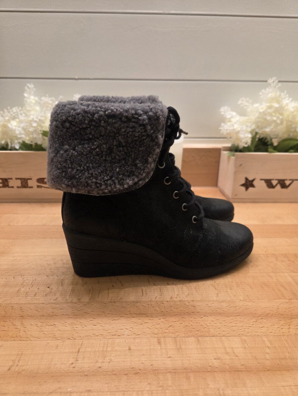 UGG Zea Black Wedge Boots Waterproof Leather/Shearling Womens Sz 8